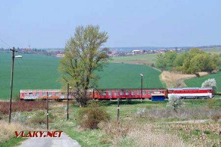 750.365 s osobným vlakom do Nitry v zastávke Andač, v pozadí Lukáčovce; 10.4.2009 © Marko
