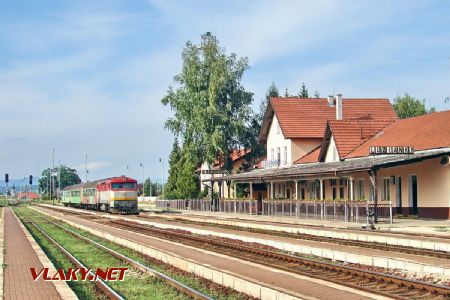 Stanica Lužianky s 751.025 na osobnom vlaku z Prievidze do Nitry; 24.8.2007 © Marko