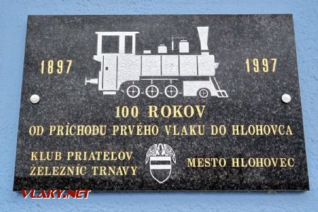 Pamätná tabuľa na budove stanice Hlohovec po renovácii; 31.3.2018 © Marko