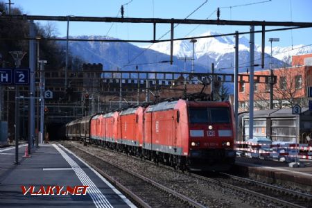 07.03.2017 – Stroje DB 185.105 + 139 + 140 + 127 s nákladním vlakem projíždí Bellinzonou © Pavel Stejskal