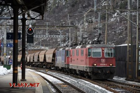 07.03.2017 – Stroje SBB Re 430.366 + 420.276 s nákladním vlakem vjíždí do Brigu © Pavel Stejskal