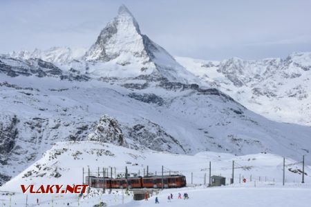 08.03.2017 – Matterhorn, pod ním vlak GGB a skupina malých lyžařů © Pavel Stejskal