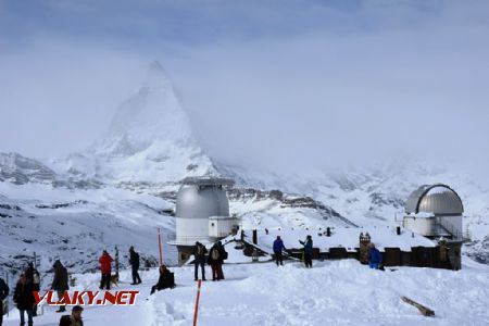 08.03.2017 – Matterhorn se halí do mraků, v popředí hotel a observatoř na Gornergratu © Pavel Stejskal