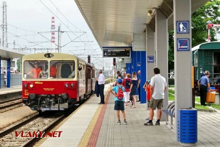 Súprava historického vlaku z Trenčianskej Teplej počas pristavovania k nástupišťu 4 v Trnave; 9.6.2018 © Marko