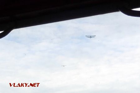 Počas jazdy lietali nad mimoriadnym vlakom aj lietadlá z letiska v Klčovanoch; 9.6.2018 © Marko