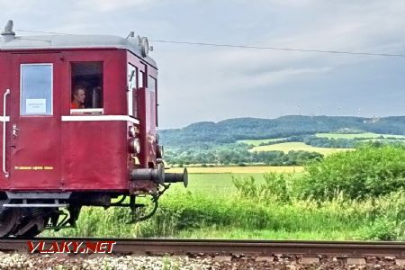 Vlak s ''vrtuľkami'' a zrúcaninou Korlátka; 9.6.2018 © Marko