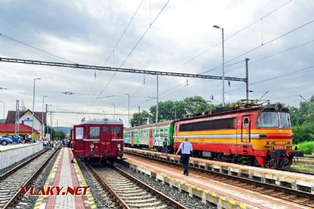 Mimoriadny vlak predbehol v Jablonici pravidelný Os 2604 v čele s 240.076; 9.6.2018 © Marko