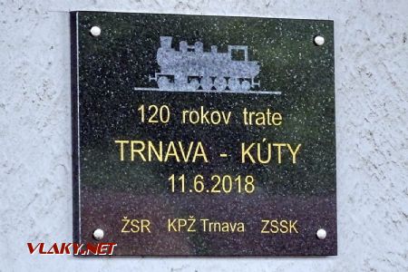 Pamätná tabuľa inštalovaná na budove stanice Kúty pri príležitosti 120. výročia trate Trnava - Kúty; 9.6.2018 © Marko