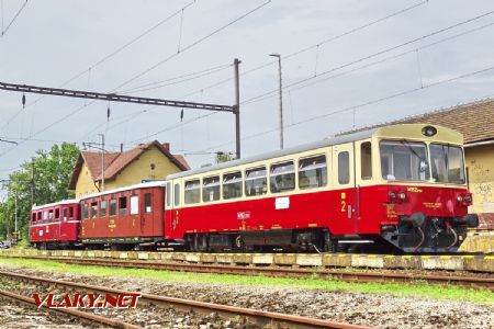 Mimoriadny vlak KPŽT v stanici Smolenice počas čakania na križovanie; 9.6.2018 © Marko