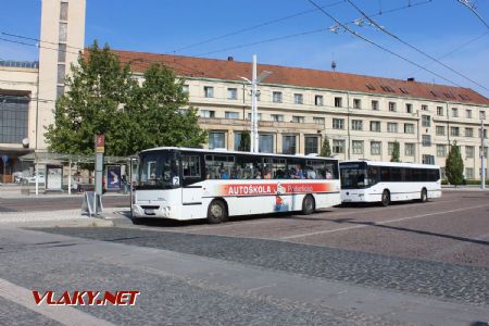 12.07.2018 - Hradec Králové, Riegrovo nám.: autobusy NAD za vlaky do Týniště nad Orlicí © PhDr. Zbyněk Zlinský