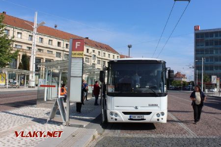 12.07.2018 - Hradec Králové, Riegrovo nám.: autobus NAD za vlaky do Týniště nad Orlicí © PhDr. Zbyněk Zlinský