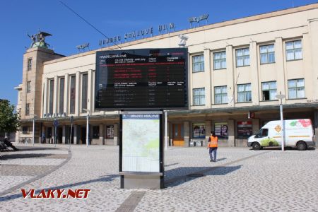 12.07.2018 - Hradec Králové, Riegrovo nám.: panel odjezdů MHD a vlaků © PhDr. Zbyněk Zlinský