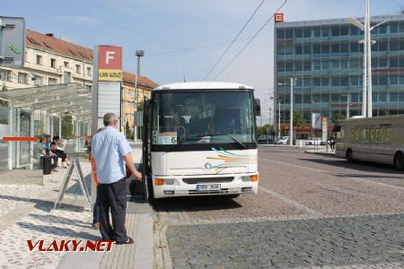 12.07.2018 - Hradec Králové, Riegrovo nám.: autobus NAD za vlaky do Týniště nad Orlicí © Karel Furiš