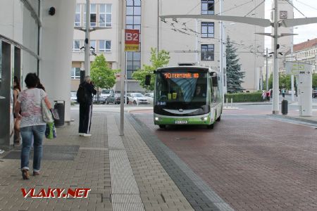 12.07.2018 - Hradec Králové, THD: Zbyněk dokumentuje  elektrobus SOR EBN 11.1 č. 403 linky 10 © Karel Furiš
