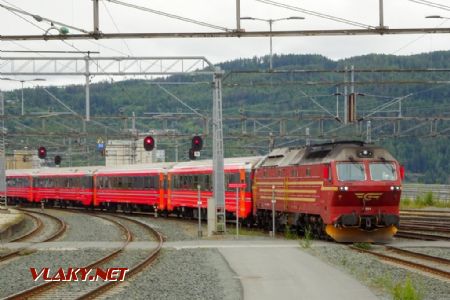 Trondheim, lokomotiva ř. Di4 s vlakem do Bodø, 4.7.2018 © Jiří Mazal