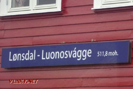 Název stanice Lønsdal je v norštině a lulejské sámštině, 4.7.2018 © Jiří Mazal