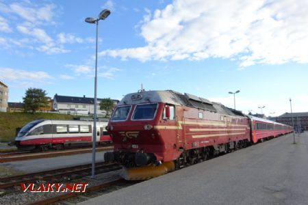 Bodø, noční vlak do Trondheimu s lokomotivou ř. Di4 a jednotka ř.  BM 93, 5.7.2018 © Jiří Mazal