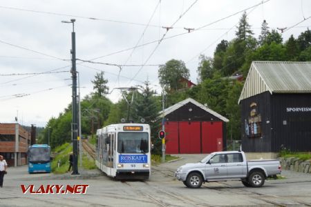 Trondheim, zast. Munkvoll, vpravo stará vozovna a muzeum, 6.7.2018 © Jiří Mazal