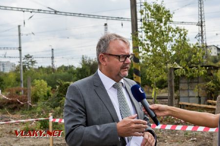 15.8.2018 - Praha-Strašnice: ministr dopravy Dan Ťok odpovídá ČT © Jiří Řechka