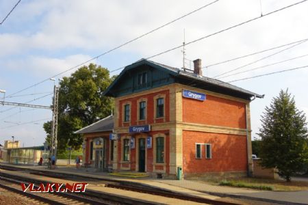Opravená nádražní budova (pohled od tratě), 31.8.2018 © Jiří Mazal