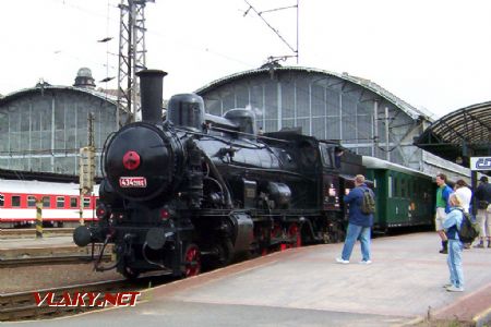14.08.2004 - Praha hl.n.: 434.2186 na konci soupravy přistavované opožděně k nástupišti © PhDr. Zbyněk Zlinský