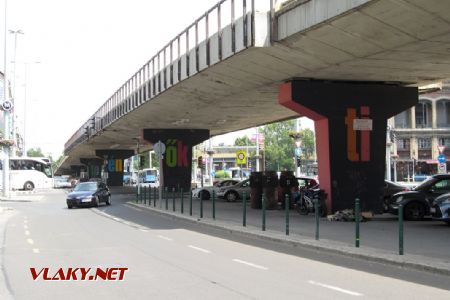 02.06.2018 – Budapešť: osobní zájmena na pilířích mostu před nádražím Nyugati © Dominik Havel