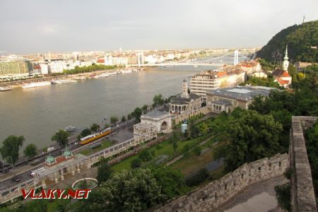 02.06.2018 – Budapešť: pohled z hradního kopce na Dunaj a Ganz na nábřeží © Dominik Havel