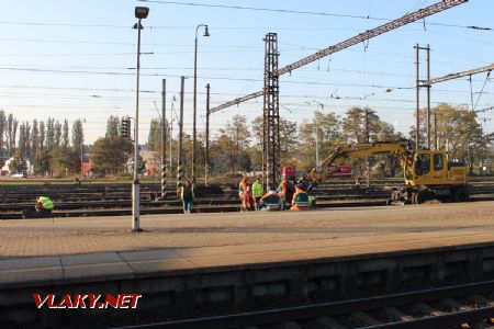 11.10.2018 - Pardubice hl.n.: práce na koleji u 4. nástupiště © PhDr. Zbyněk Zlinský