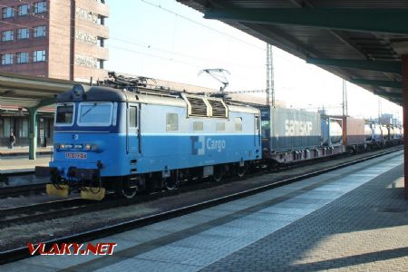 11.10.2018 - Pardubice hl.n.: 130.022-7 s kontejnerovým vlakem čeká na volno © PhDr. Zbyněk Zlinský