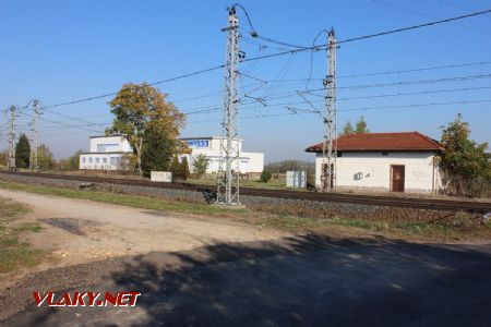 11.10.2018 - Pardubice-Opočínek: trakční napájecí stanice a původní budova zastávky © PhDr. Zbyněk Zlinský