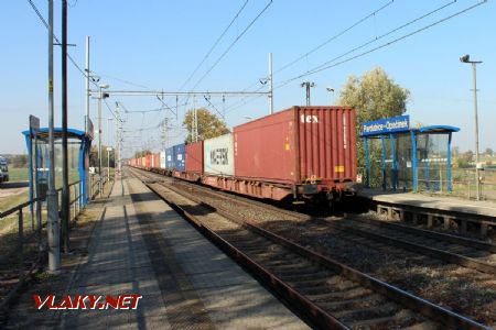 11.10.2018 - Pardubice-Opočínek: reklamní 386.020-2 s dlouhatánským kontejnerovým vlakem © PhDr. Zbyněk Zlinský