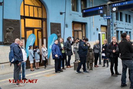 25.10.2018 - Praha hl.n.: hosté a novináři © Jiří Řechka