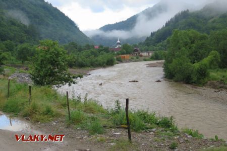 16.06.2016 - Valea Scradei: obec a rieka Vaser © Martin Hajtmanský