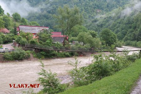 16.06.2016 - Valea Scradei: lávka cez rieku © Martin Hajtmanský