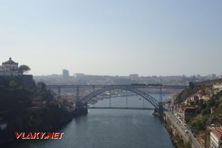 Porto, most Ponte Dom Luís I s projíždějící tramvají, 16.10.2018 © Jiří Mazal