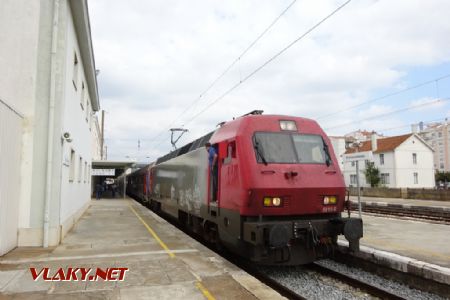 Entroncamento, lokomotiva ř. 5600 s IC do Lisabonu, 16.10.2018 © Jiří Mazal