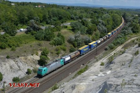 XRAIL 185.615 s nákladním vlakem směrem na Györ. Szár, 20.7.2018 © Pavel Stejskal