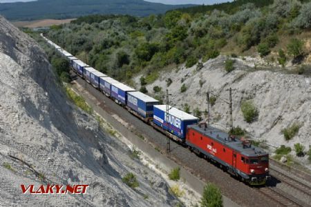 FOXRAIL 600.003 s nákladním vlakem směrem na Györ. Szár, 20.7.2018 © Pavel Stejskal