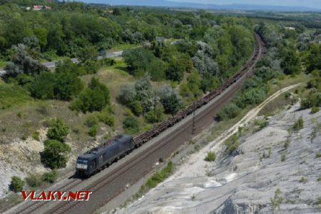 MRCE ES64F4-150 s nákladním vlakem směrem na Györ. Szár, 20.7.2018 © Pavel Stejskal