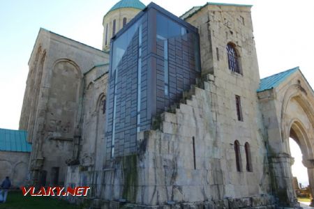 Kutaisi, nevzhledná přístavba katedrály Bagrati, 11.11.2018 © Jiří Mazal