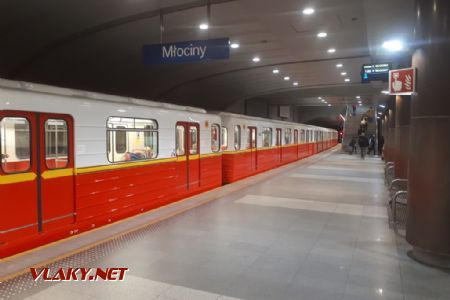 Warszawa: Souprava metra 81-71 ve stanici Dworzec Gdański © Tomáš Kraus, 19.10.2018