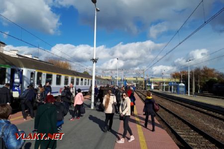 Białystok: Hromadný výstup cestujících z vlaku TLK Biebrza © Tomáš Kraus, 20.10.2018