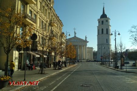 Vilnius: Zvonice focená z bulváru Gedimino prospektas © Aleš Svoboda, 21.10.2018