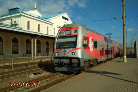 Vilnius: Dvoupodlažní jednotka řady 575 je připravena k odjezdu do Trakai © Aleš Svoboda, 21.10.2018