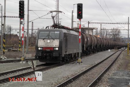 Brno dolní nádraží, jižní zhlaví s právě projíždějícím nákladním vlakem v čele s lokomotivou ES 64 F4-844, 30.12.2018 © Jan Kubeš