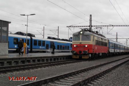 Brno dolní nádraží, Os 4910 s lokomotivou 242.235-0 do Žďáru nad Sázavou, 30.12.2018 © Jan Kubeš