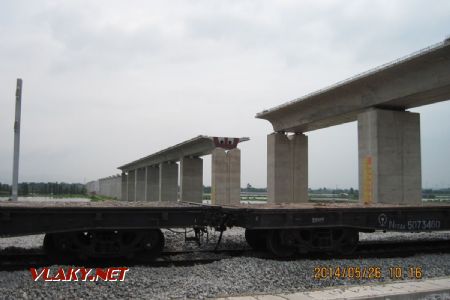 VRT žst. ZhaoQingDong, nad ňou trať GZ-ZQ vo výstavbe; xx.05.2014 © František Smatana