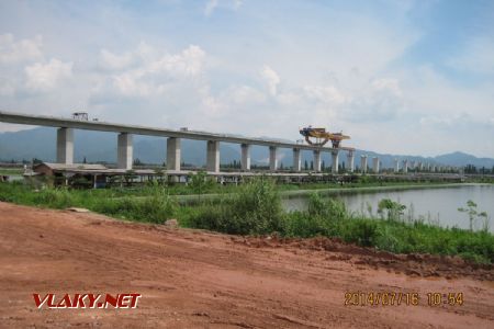 VRT žst. ZhaoQingDong, nad ňou trať GZ-ZQ vo výstavbe; xx.07.2014 © František Smatana