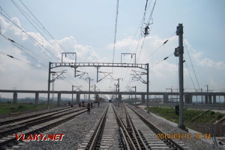 VRT žst. ZhaoQingDong, nad ňou trať GZ-ZQ vo výstavbe; xx.09.2014 © František Smatana