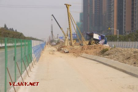 ZhaoQing, výstavba trate v meste, v osi hlavnej cesty; xx.01.2014 © František Smatana